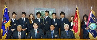 松崎市長（前列左から２人目）と明海大ヨット部員ら