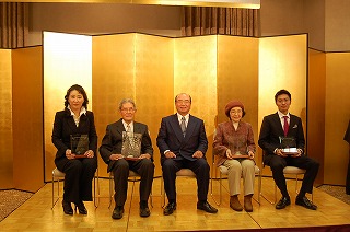 市川市民芸術文化賞を受賞した吉井さん（左から２人目）と早野さん（右から２人目）、奨励賞受賞の西さん（左）と久保田さん（右）