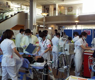 院内に運び込まれた患者に処置を施す訓練を行う医師ら