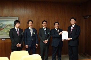 高梨理事長（当時、右から２人目）が松崎市長（右）に提言書を手渡す