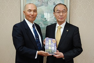 大久保市長（右）に著書を贈呈する鈴木さん