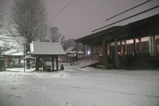 雪で真っ白に覆われた市川市中山の法華経寺境内＝14日午後９時半頃撮影