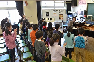 洋一郎さん（ピアノ）と子供たちが一緒にいきいきと合奏する（先月25日、美浜南小）