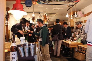 日本酒を堪能する参加者でにぎわう店内