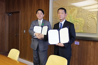 協定締結式で握手を交わす松崎市長（左）と千葉工業大学の瀬戸熊理事長