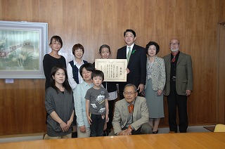 松崎市長（後列中央右）に表彰を報告した浦安おはなしの会のメンバーら