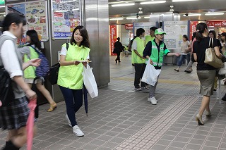 新浦安駅で市民に防犯を訴える参加者たち