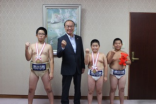 左から吉岡君、大久保市長、中澤君、中島君