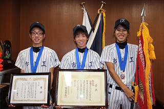 市川工業高校定時制野球部の（右から）村松主将、中平さん、佐藤さん