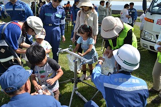 小さな子供たちも給水車からの給水作業を体験