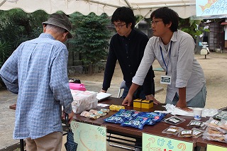 回遊展で大槌町の特産品を販売する森泉さん（右）たち