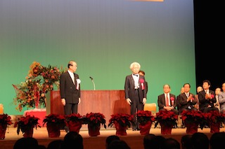 大久保市長（左）から名誉市民として顕彰される中山氏