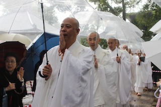 雨の中を瑞門へ向かう修行僧