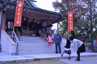 ９日に豊受神社で写真撮影をする家族