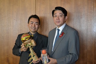 けん玉型のトロフィーを手にする嶋寺さん（左）と松崎市長