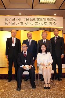 受賞者の村松さん（前列左）と井上さん（同右）