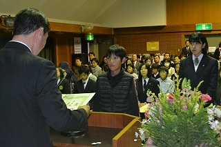 会長賞の表彰を受ける清水さん（右）と佐藤君（中央）