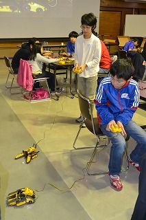 制作したロボットを操縦して楽しむ子供たち