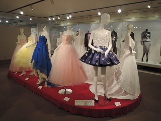 卒業制作展で展示されている色鮮やかなドレス