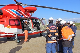 ヘリコプターを使った訓練を行う市川市と千葉市の消防隊員
