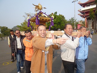 現地で神輿の担ぎ方を指導する中䑓社長（前列左） 