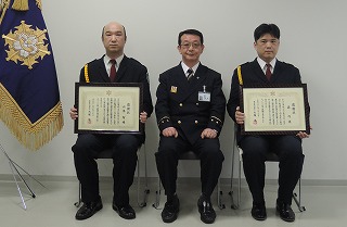 （左から）川本さん、大塚消防長、森さん