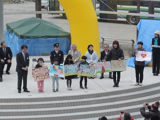 福島の復興を願って作った寄せ書きを手にする園児たち