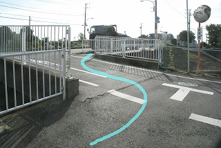 歩行者と自転車は水色の動線を通る＝塩浜橋北側の交差点（水色の線は本紙が加筆）