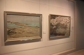  同館初お披露目となる川崎鈴彦の『河口』（左）と『桜』 