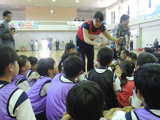中山小で開かれた「夢の教室」で子供たちと交流する柴田さん