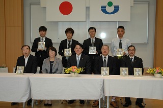 松崎市長（前列中央）、細田教育長（同左）と記念撮影する浦安新聞組合組合員たち