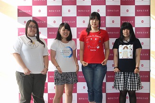  Ｔシャツをデザインした（右から）望月さん、鈴木理恵さん、鈴木友莉恵さん、赤羽さん 