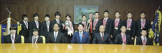 松崎市長（中央）と記念撮影する剣道部員ら