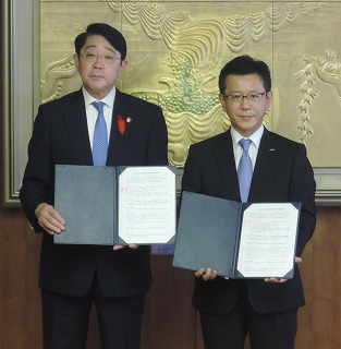 協定書を交わした松崎市長（左）と杉山首都圏支社長