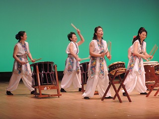 学生が制作した衣装で演奏する手児奈太鼓のメンバーたち